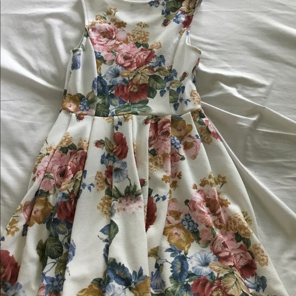 Super cute floral dress!